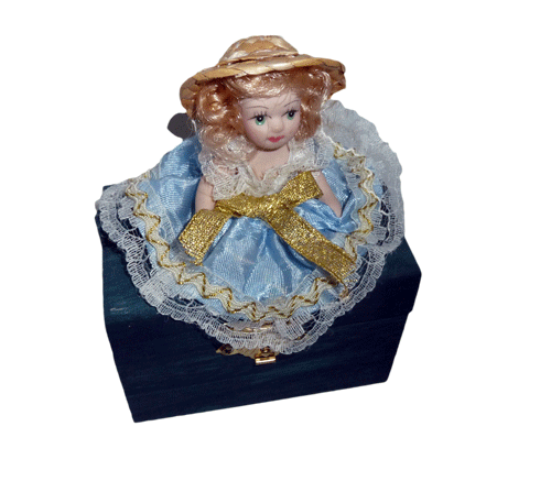 Кукла на деревянной шкатулке
