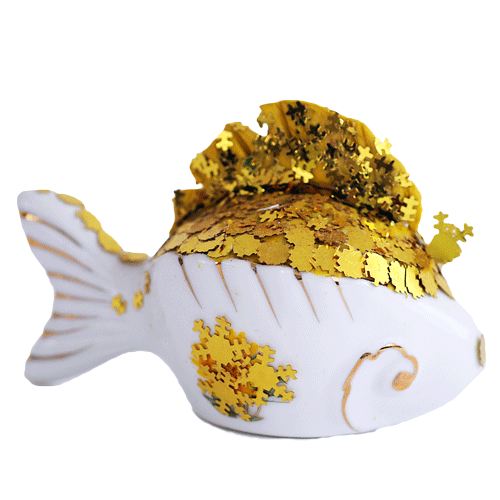 Рыба из белого фарфора с золотыми плавниками