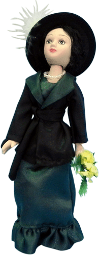 Фарфоровая кукла в длинном тёмно-зелёном платье